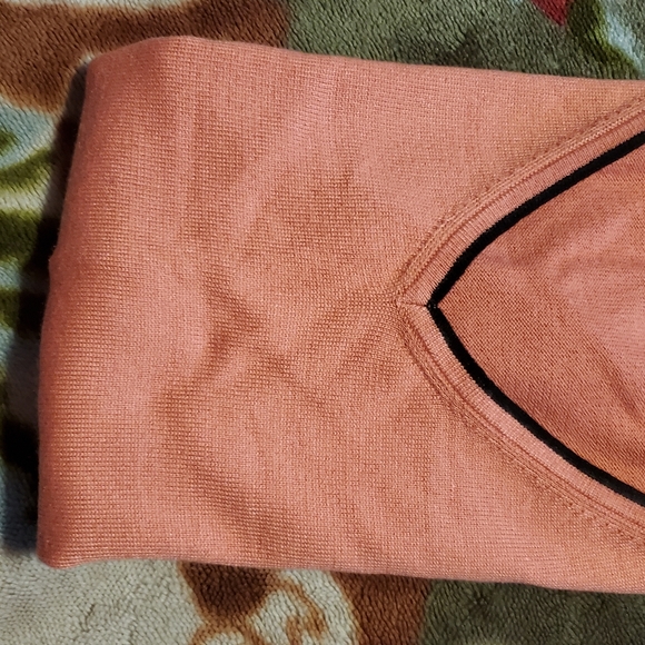 2 /$40Beautiful Cashmere full sleeves sweater. - Picture 2 of 7
